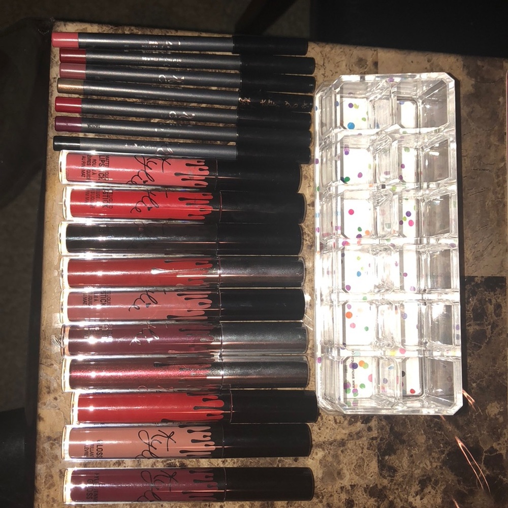 6 lipsticks w/ liners 3 glosses 1 metal bundle